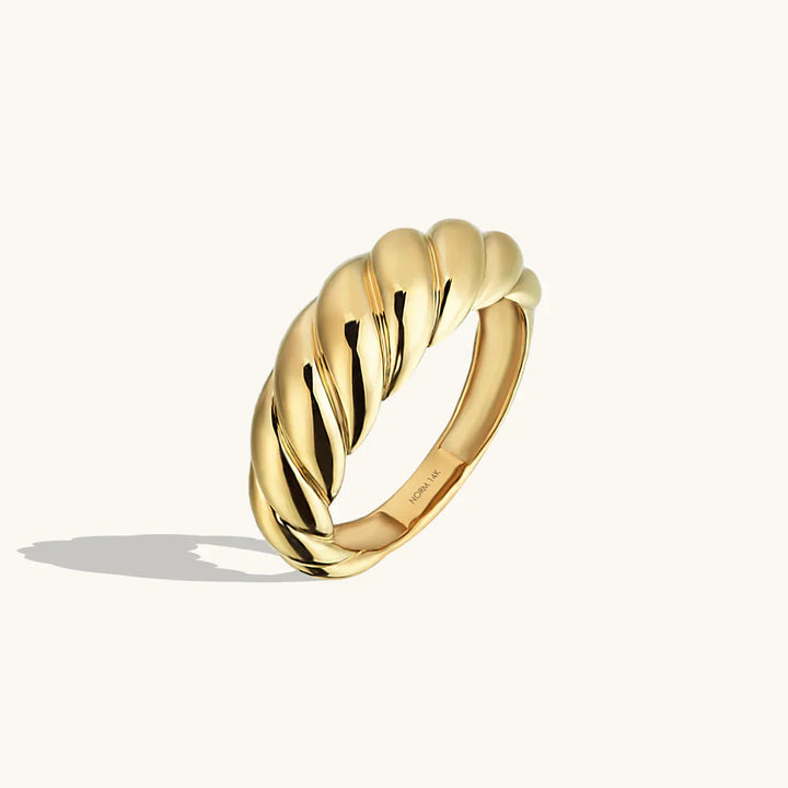 Elegant Gold Croissant Design Ring