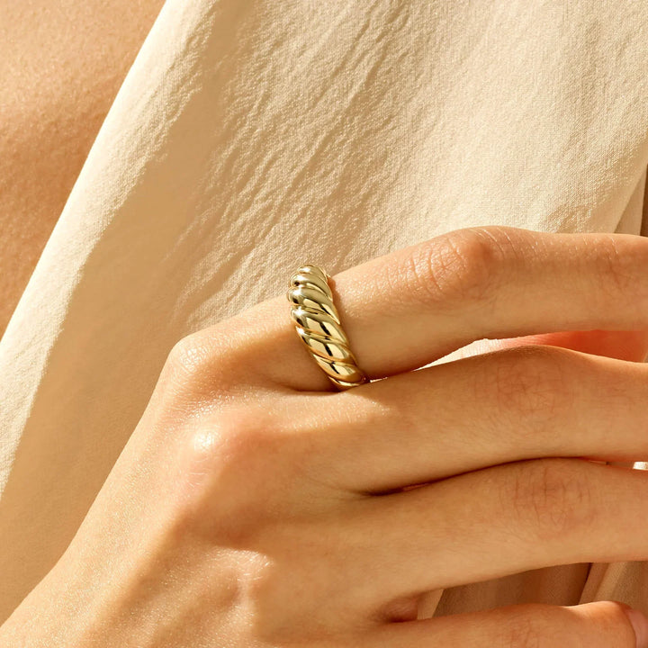 Elegant Gold Croissant Design Ring