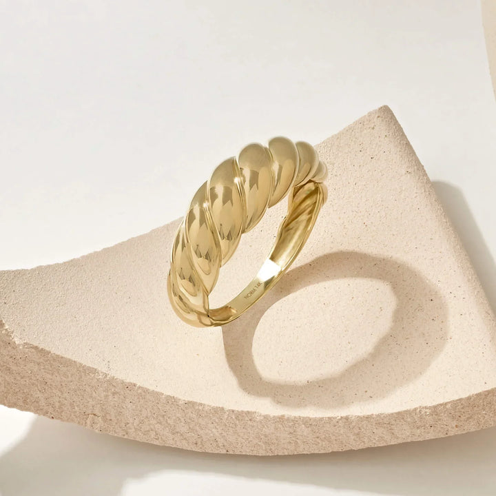 Elegant Gold Croissant Design Ring