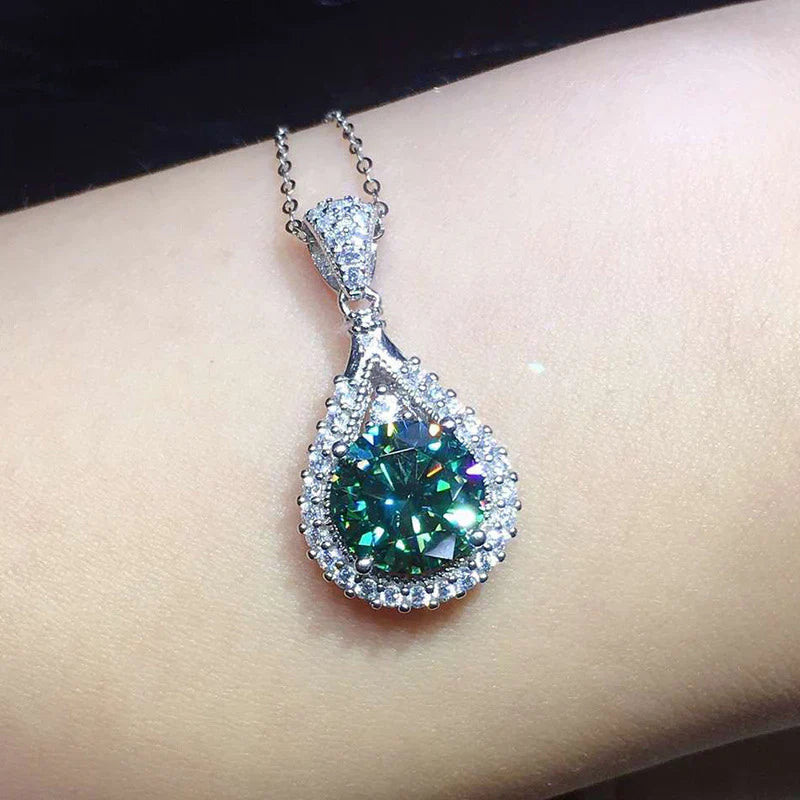 Shiny Emerald Necklace for Timeless style